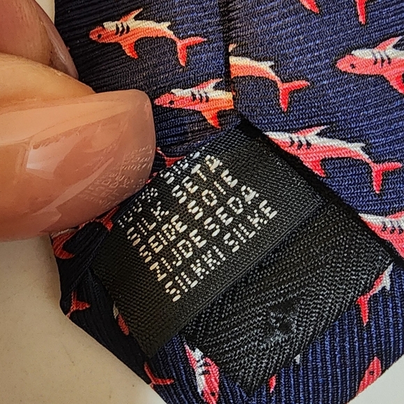 CAPE COD Neckwear 100% Silk SHARK print tie - Picture 3 of 6